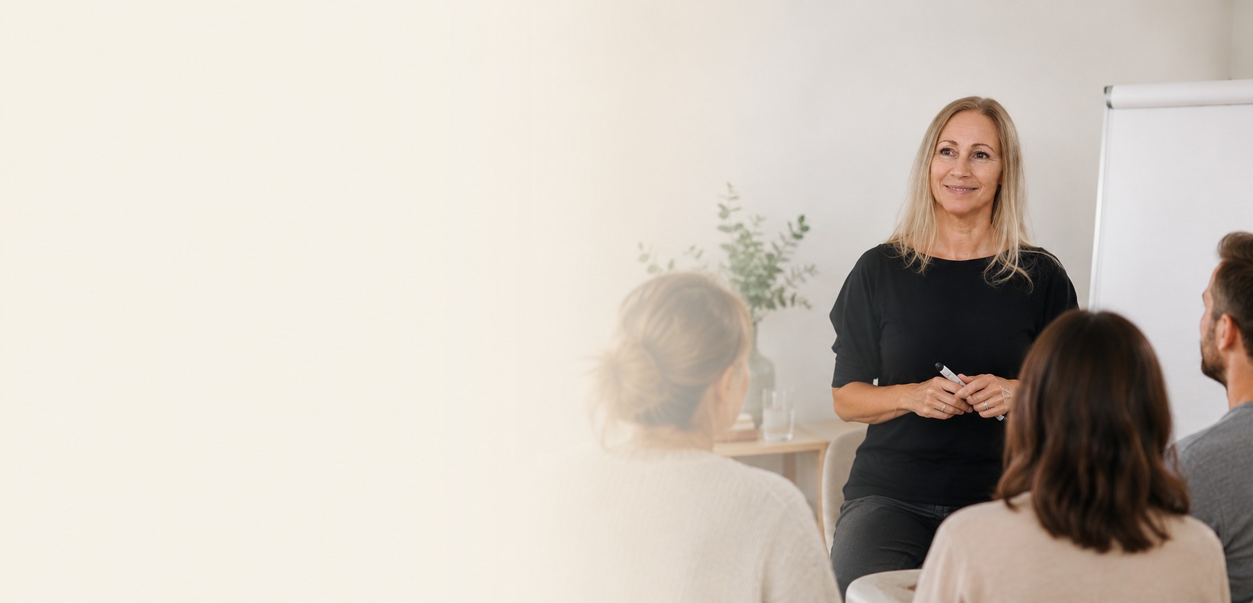 Rikke Davidsen underviser en gruppe i følelsesmæssig intelligens og metoden Efterfølsomhed hos Centerfint.